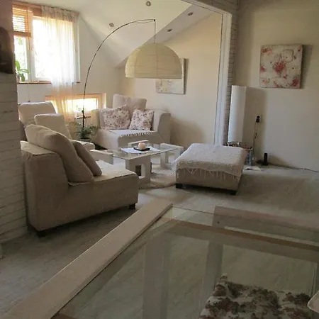 Апартаменти Chic & Cozy Central Loft