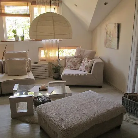 Апартаменти Chic & Cozy Central Loft