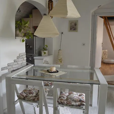 Chic & Cozy Central Loft *